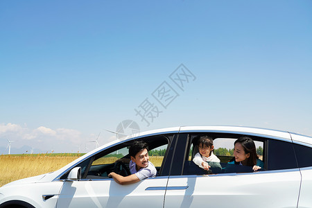 开车旅游的女孩快乐家庭旅行背景