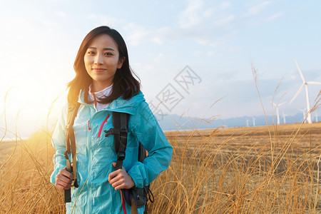 年轻女人背包旅行高清图片