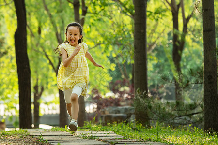 小女孩在公园里奔跑图片