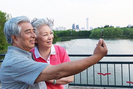 老年夫妇用手机拍照图片