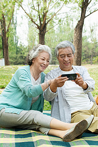 老年夫妇看手机图片