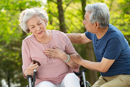 老人户外活动老年人照顾生病的老伴背景