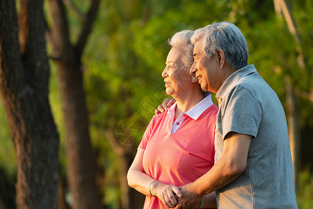 幸福的老年夫妇在公园图片