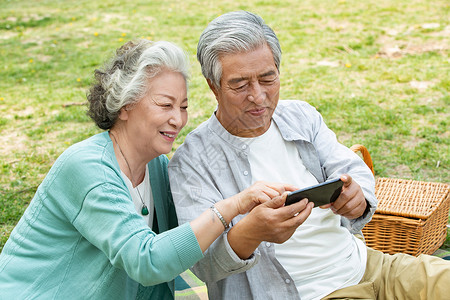 老年夫妇看手机图片