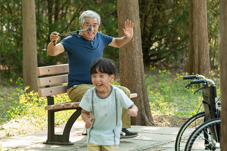 老人户外活动老人和孩子在户外玩耍背景