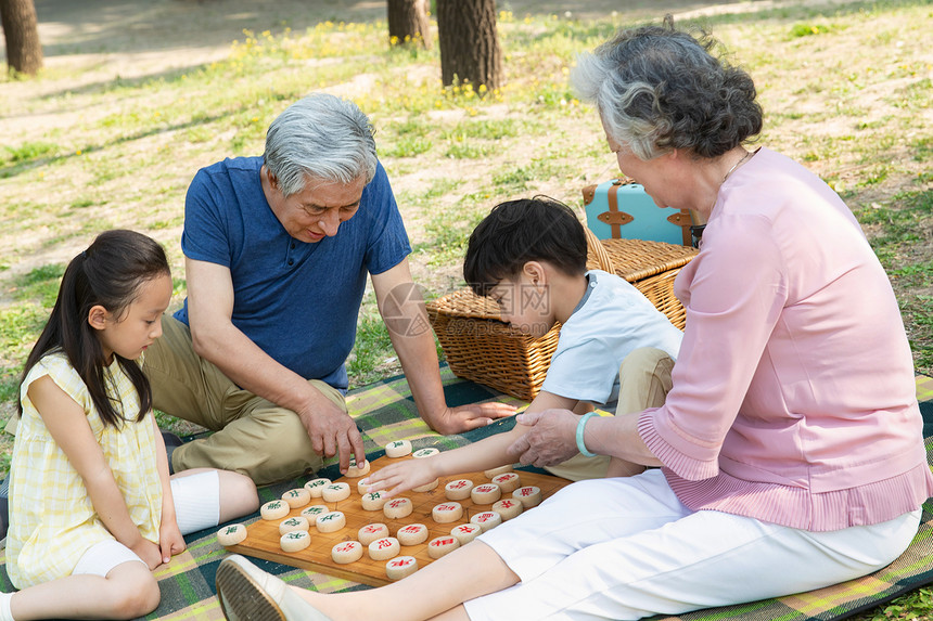 欢乐家庭在户外下象棋图片