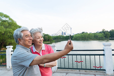 老年夫妇用手机拍照图片