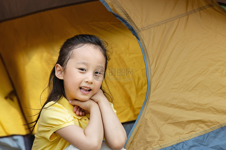 坐在帐篷外面的小女孩图片