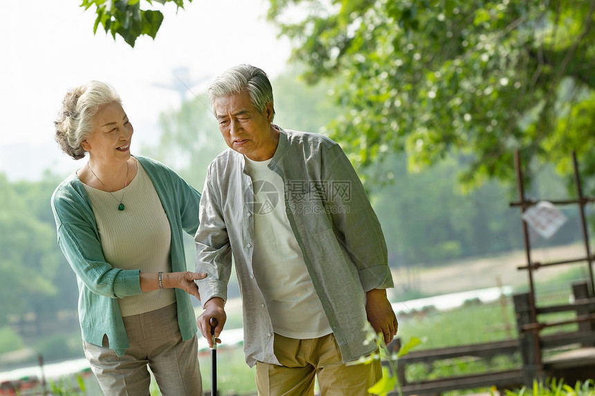 老年夫妇在公园里散步图片