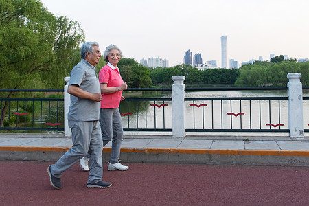 老年夫妇在户外跑步图片