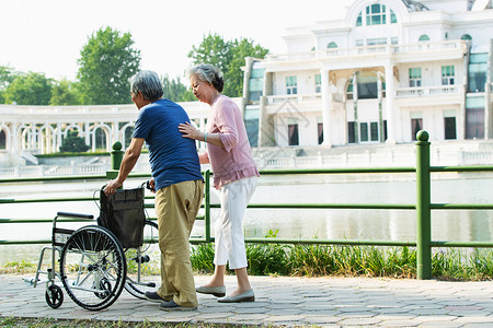 老年人扶着老伴推轮椅图片