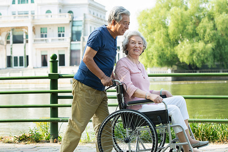 老年人推着坐轮椅的老伴图片