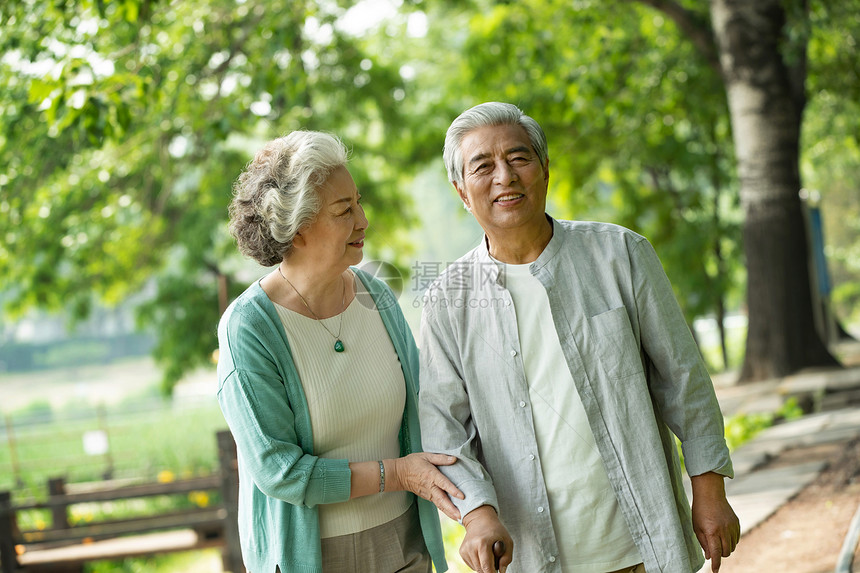 老年夫妇在公园里散步图片