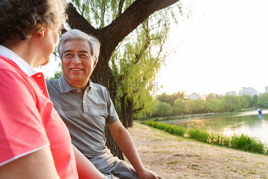 幸福的老年夫妇坐在公园里图片