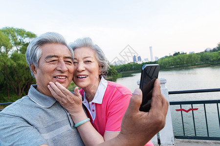 老年夫妇用手机拍照图片