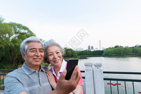 老年夫妇用手机拍照图片