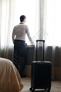 青年男士站在酒店房间里高清图片
