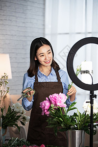 学习插花青年女人在线直播插花艺术背景