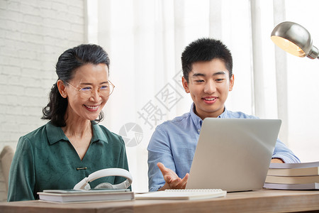 教育平台素材老年人学习使用电脑背景