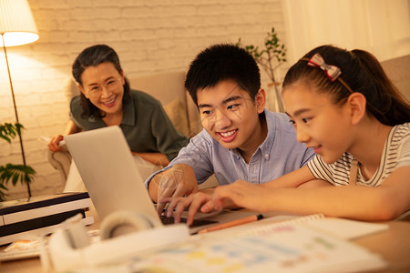 少女少男学生看着电脑在线学习背景