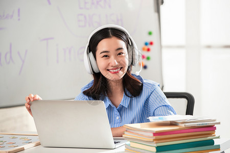 电子教育素材青年女人在线直播教育背景