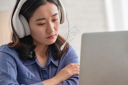 服务与学习戴着耳机的青年女人背景