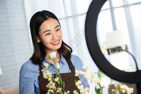 青年女人在线直播插花艺术高清图片