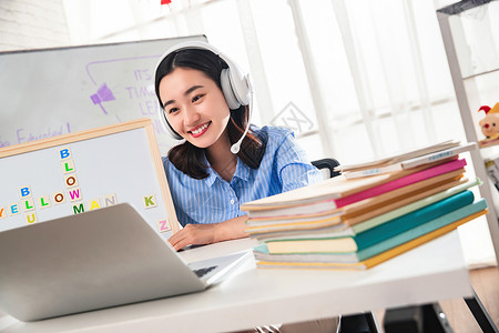 青年女人在线直播教育图片