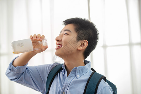 拿着水壶的男孩快乐男孩喝水背景