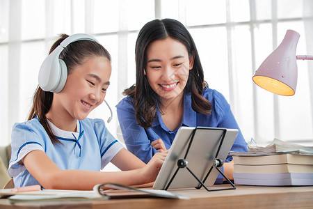 电脑和平板老师和学生一对一在线教育背景