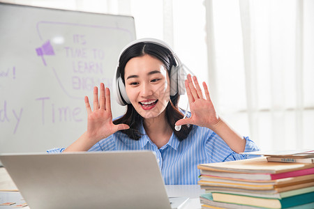 青年女人在线直播教育图片