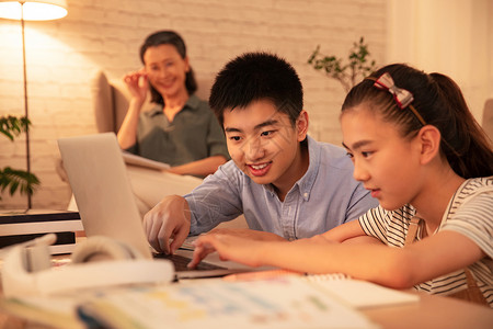 少女少男学生看着电脑在线学习背景