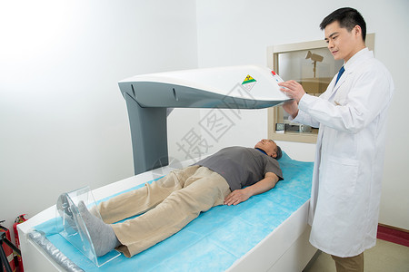 磁共振检查医生给患者检查身体背景