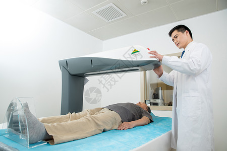 医生给患者检查身体图片