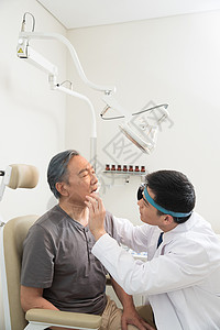 耳鼻喉检查医生给患者检查鼻子背景