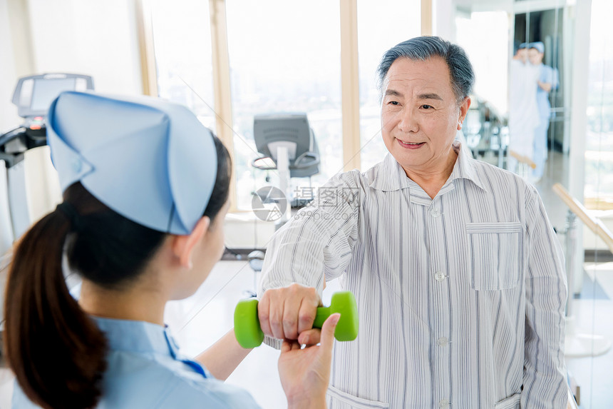 女护士协助病人康复锻炼图片