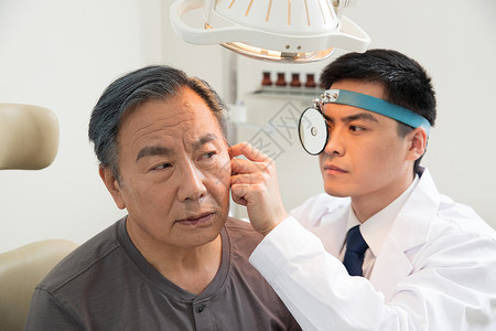 耳鼻喉检查医生给患者检查耳朵背景