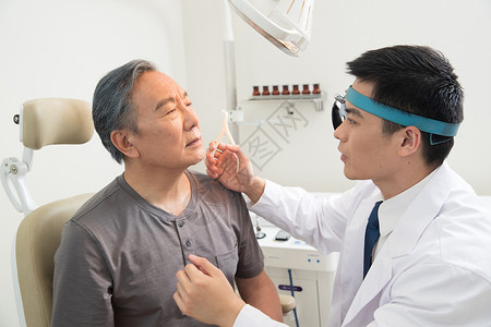 耳鼻喉科医生给患者检查鼻子背景