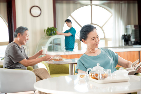 食堂工作人员老年人在医院食堂用餐背景