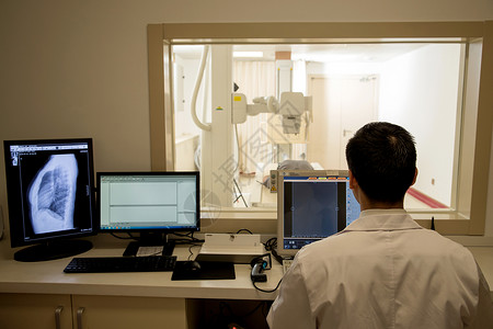 扫描设备医生给患者检查身体背景