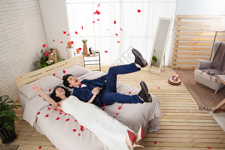 血与情侣素材新婚夫妇在卧室里共享甜蜜时光背景