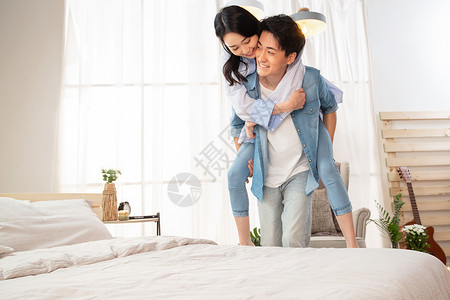 卧室内年轻的丈夫背着妻子图片