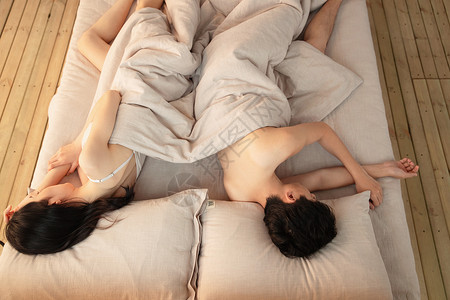 双架床吵完架睡觉的年轻夫妻背景