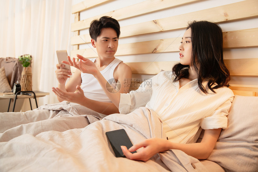 年轻情侣在床上吵架图片