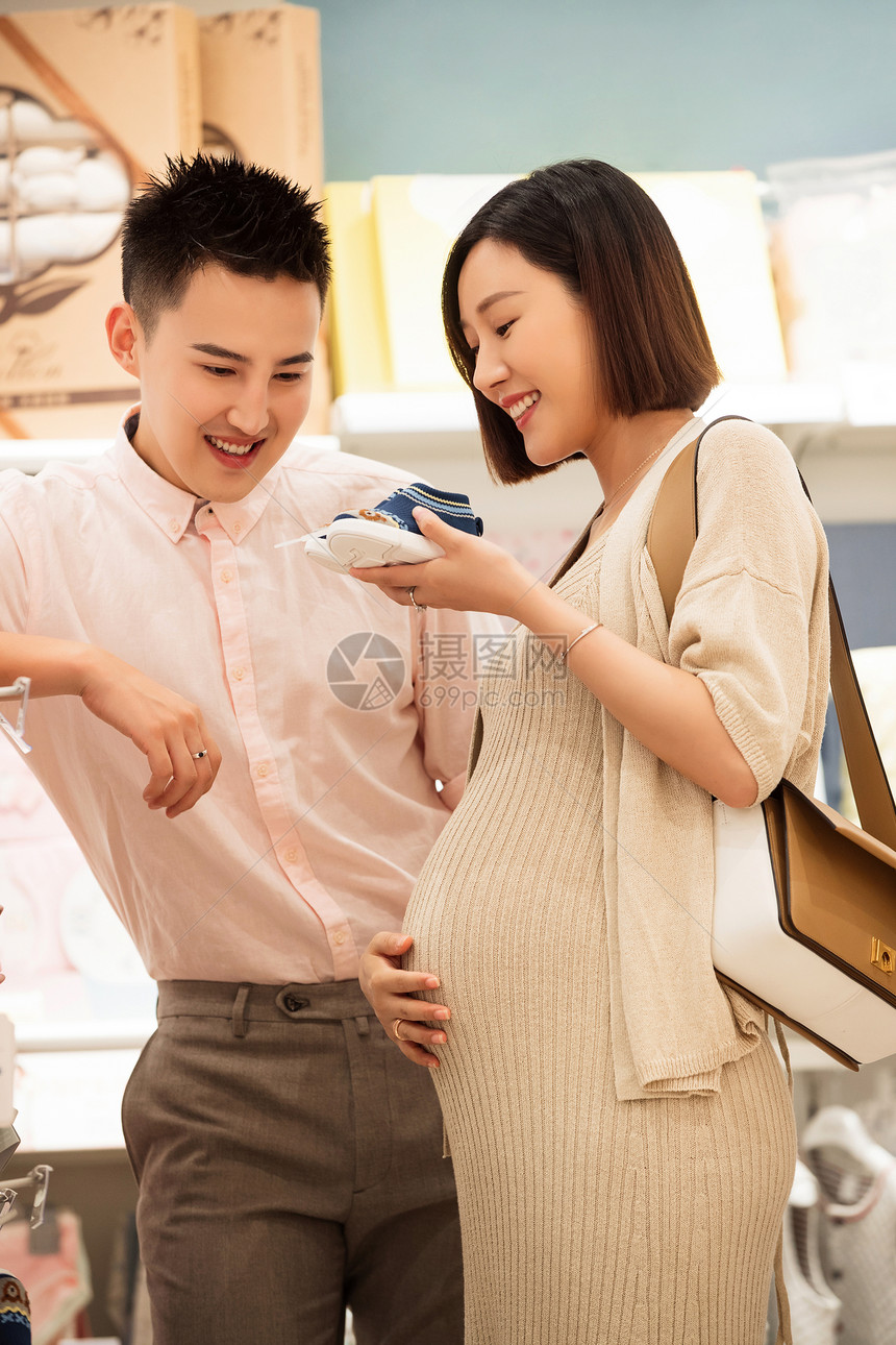 孕妇和丈夫购买婴儿用品图片