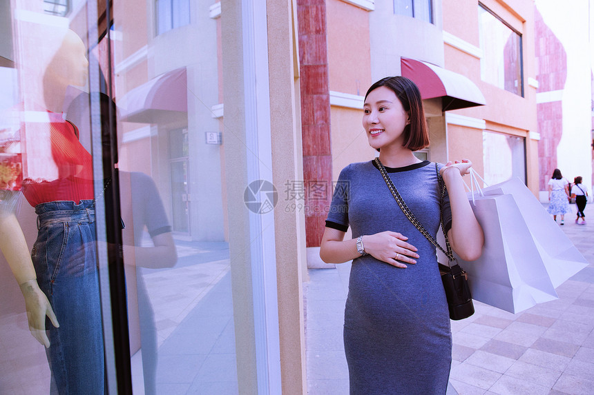 快乐孕妇逛街图片