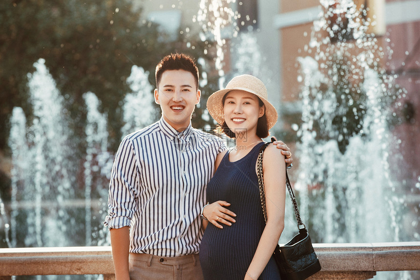 孕妇和丈夫逛街图片