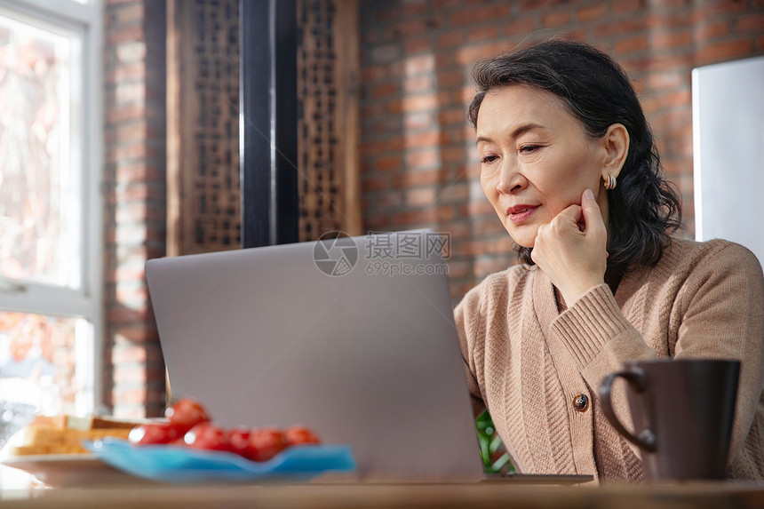 休闲的老年女人使用笔记本电脑图片