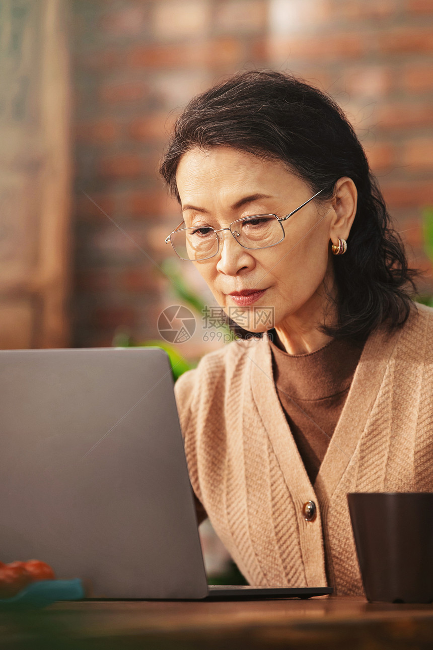 休闲的老年女人使用笔记本电脑图片
