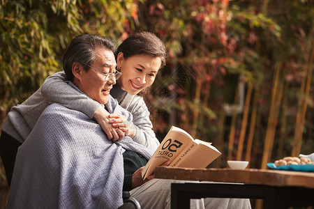 幸福的老年夫妇在户外看书高清图片
